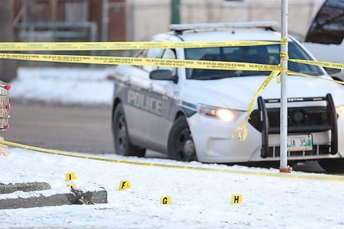 MIKE DEAL / WINNIPEG FREE PRESS
Winnipeg Police are still on the scene of an officer involved shooting at the 7-11 located at Ellice Ave and Arlington Street, early Friday morning.
191122 - Friday, November 22, 2019.