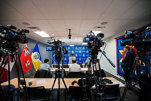 MIKAELA MACKENZIE / WINNIPEG FREE PRESS

Constable Rob Carver speaks to the media about an officer-involved shooting in Winnipeg on Friday, Nov. 22, 2019. For Ryan Thorpe story.
Winnipeg Free Press 2019.