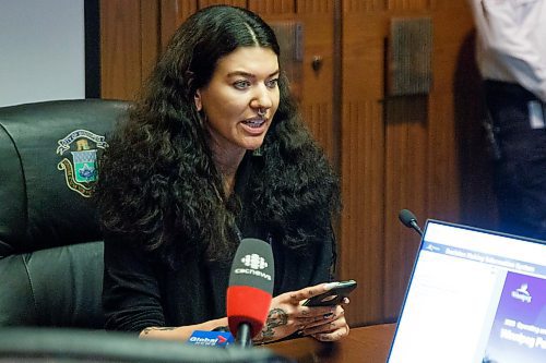 MIKE DEAL / WINNIPEG FREE PRESS
Esther Wolfe speaks during the Winnipeg City council police board meeting about the police budget at City Hall Friday afternoon.
191122 - Friday, November 22, 2019.
