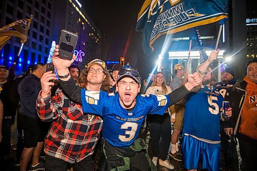 MIKAELA MACKENZIE / WINNIPEG FREE PRESS

Bombers fans celebrate the Grey Cup win at Portage and Main in Winnipeg on Sunday, Nov. 24, 2019.
Winnipeg Free Press 2019.