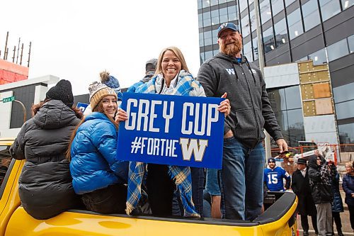 MIKE DEAL / WINNIPEG FREE PRESS
Winnipeg Blue Bomber head coach Mike O'Shea with his wife, Richere, and daughters, during the parade.
The Winnipeg Blue Bombers parade their way through the streets of Winnipeg as the 2019 Grey Cup Champions, moving through the famous intersection of Portage and Main to The Forks where they celebrated with fans with lots of dancing and hugs.
191126 - Tuesday, November 26, 2019.