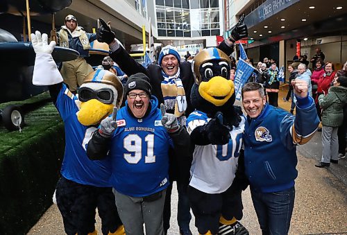 RUTH BONNEVILLE  /  WINNIPEG FREE PRESS 


Grey Cup Street Parade

Winnipeg Blue Bomber mascots Buzz and Boomer, Gabe Langlois - best known as Dancing Gabe, Manitoba premier, Brian Pallister and Winnipeg mayor, Brian Bowman gather together for a photo just prior to the start of the Grey Cup parade along Portage Ave. on Tuesday.



Nov 26th   2019