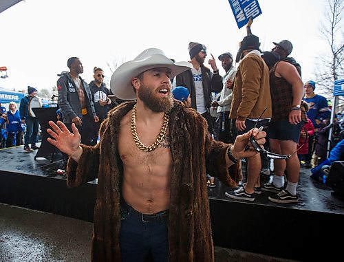 MIKE DEAL / WINNIPEG FREE PRESS
Winnipeg Blue Bomber quarterback Chris Streveler in cutoff jean shorts, a fur coat, cowboy hat and a large gold chain works the crowd during the celebrations at The Fork after the parade.
The Winnipeg Blue Bombers parade their way through the streets of Winnipeg as the 2019 Grey Cup Champions, moving through the famous intersection of Portage and Main to The Forks where they celebrated with fans with lots of dancing and hugs.
191126 - Tuesday, November 26, 2019.
