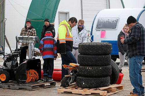 JOHN WOODS / WINNIPEG FREE PRESS
Bargain hunters check out the goods at the annual Unclaimed Goods Auction at Associated Auto Auction in Winnipeg Sunday, December 1, 2019.

Reporter: Standup