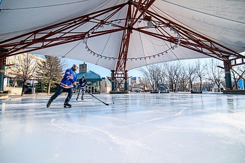 Mike Sudoma / Winnipeg Free Press
Damon Fawcett and Emily Thompson go for a skate on the skating rink under the canopy in between Johnston Terminal and the Forks Market Tuesday afternoon
December 3, 2019