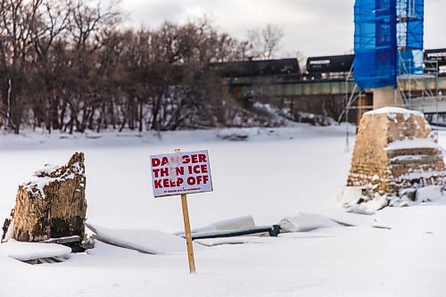 MIKAELA MACKENZIE / WINNIPEG FREE PRESS

The river by The Forks in Winnipeg on Thursday, Dec. 5, 2019. The status of skating on the river trails this season is uncertain due to fluctuating temperatures and the high water levels in autumn. For Maggie Macintosh story.
Winnipeg Free Press 2019.