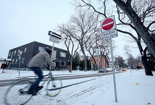 SHANNON VANRAES / WINNIPEG FREE PRESS
Alex Ivanko uses a cycle route on Nassau St. North in Winnipeg on December 6, 2019.