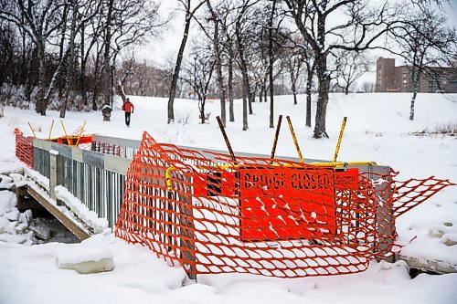 MIKAELA MACKENZIE / WINNIPEG FREE PRESS

Chris Jensen walks up to the closed Omand's Creek bridge in Wolseley on Friday, Dec. 13, 2019. For Danielle Da Silva story.
Winnipeg Free Press 2019.