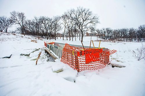 MIKAELA MACKENZIE / WINNIPEG FREE PRESS

The closed Omand's Creek bridge in Wolseley on Friday, Dec. 13, 2019. For Danielle Da Silva story.
Winnipeg Free Press 2019.