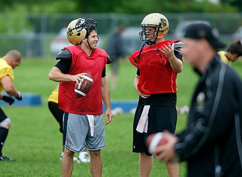 BORIS.MINKEVICH@FREEPRESS.MB.CA BORIS MINKEVICH / WINNIPEG FREE PRESS  090824 U of M Bison football practice. QB Nathan Friesen and Kevin Hayes talk.