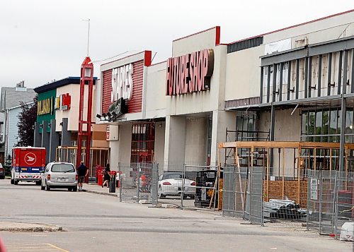 BORIS.MINKEVICH@FREEPRESS.MB.CA BORIS MINKEVICH / WINNIPEG FREE PRESS  090824 1910 Pembina Highway. Mall that is being reno'd.