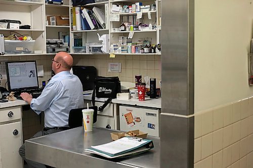 SHANNON VANRAES / WINNIPEG FREE PRESS
Dr. David Scammell pauses for paperwork at the Winnipeg Animal Emergency Hospital while working an overnight shift on December 14, 2019.