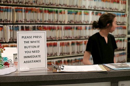 SHANNON VANRAES / WINNIPEG FREE PRESS
The reception desk at Winnipeg Animal Emergency Hospital on December 14, 2019.