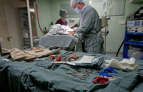 SHANNON VANRAES / WINNIPEG FREE PRESS
Sterile tools, including drills, clamps and screwdrivers, are laid out in an operating room at the Winnipeg Animal Emergency Hospital on December 14, 2019, as Dr. David Scammell and Julia Augustus, a registered veterinary technologist, work to repair a dog's broken hind leg.