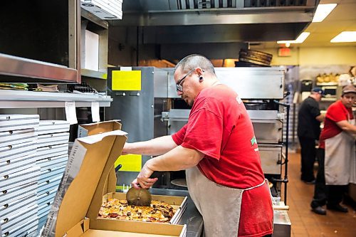 MIKAELA MACKENZIE / WINNIPEG FREE PRESS

Chris Dershko slices pizza orders at Santa Lucia pizza in Winnipeg on Tuesday, Dec. 17, 2019. For Dave Sanderson story.
Winnipeg Free Press 2019.