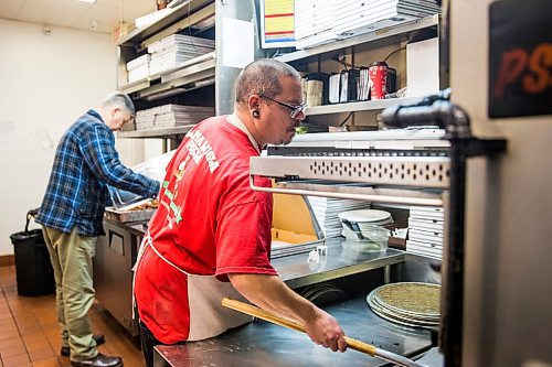 MIKAELA MACKENZIE / WINNIPEG FREE PRESS

Chris Dershko takes pizza out of the oven at Santa Lucia pizza in Winnipeg on Tuesday, Dec. 17, 2019. For Dave Sanderson story.
Winnipeg Free Press 2019.