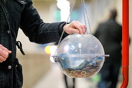 Daniel Crump / Winnipeg Free Press. 
With less than a week to go until Christmas Day, The Salvation Army's annual kettle campaign is almost $190,000 short of its $385,000 goal for Winnipeg. December 18, 2019.