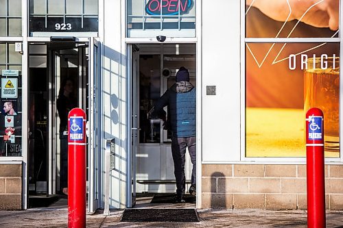 MIKAELA MACKENZIE / WINNIPEG FREE PRESS

Shoppers enter and exit the Portage and Burnell Liquor Mart, which has new security measures, in Winnipeg on Monday, Dec. 23, 2019. For Danielle da Silva story.
Winnipeg Free Press 2019.