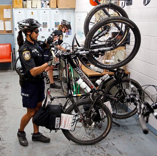 BORIS.MINKEVICH@FREEPRESS.MB.CA BORIS MINKEVICH / WINNIPEG FREE PRESS  090827 Bicycle police unit ride along. SOFT EDIT