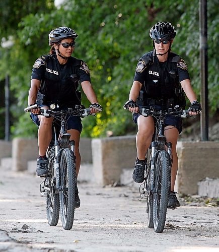 BORIS.MINKEVICH@FREEPRESS.MB.CA BORIS MINKEVICH / WINNIPEG FREE PRESS  090827 Bicycle police unit ride along. SOFT EDIT