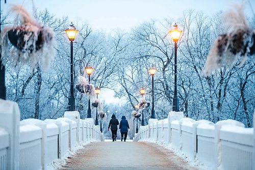 MIKAELA MACKENZIE / WINNIPEG FREE PRESS

Pedestrians walk across the Assiniboine Park bridge on a frosty Boxing Day morning in Winnipeg on Thursday, Dec. 26, 2019. Standup.
Winnipeg Free Press 2019.