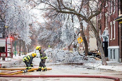 MIKAELA MACKENZIE / WINNIPEG FREE PRESS

Fire crews work at the scene of an apartment fire on the 500 block of Agnes Street in Winnipeg on Thursday, Dec. 26, 2019. For Ben Waldman story.
Winnipeg Free Press 2019.