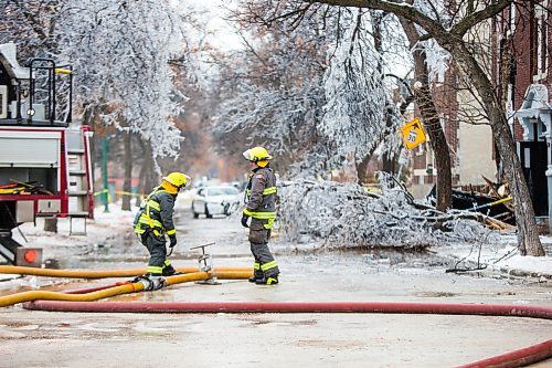 MIKAELA MACKENZIE / WINNIPEG FREE PRESS

Fire crews work at the scene of an apartment fire on the 500 block of Agnes Street in Winnipeg on Thursday, Dec. 26, 2019. For Ben Waldman story.
Winnipeg Free Press 2019.