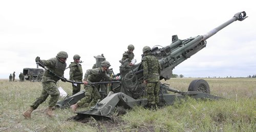 Brandon Sun A shell is rammed into the breech of "E" troops' M77 howitzer as they prepare to shoot. (Bruce Bumstead/Brandon Sun)