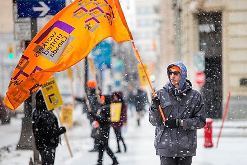 MIKAELA MACKENZIE / WINNIPEG FREE PRESS

Ben Gerus waves a flag at a union rally of Tim Hortons employees outside of 1 Lombard Place in Winnipeg on Friday, Jan. 3, 2020. For Ben Waldman story.
Winnipeg Free Press 2019.