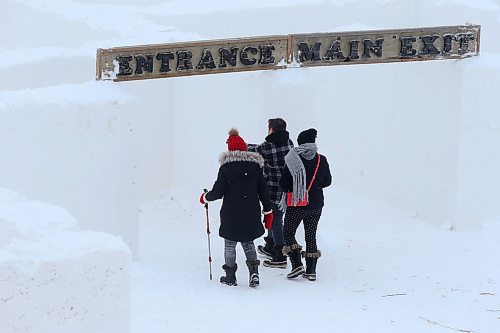 SHANNON VANRAES / WINNIPEG FREE PRESS
Diana McEachern, Corbin Llewellyn and Ann McEachern enter the world's largest snow maze, located south of Winnipeg, on January 3, 2020.


