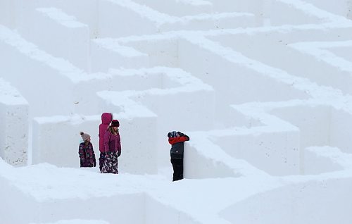 SHANNON VANRAES / WINNIPEG FREE PRESS
Brooklyn Sellors, Ava Sellors, Aden Sellors and Teagan Sellors of Headingly climb a hill as they navigate the world's largest snow maze on January 3, 2020. 


