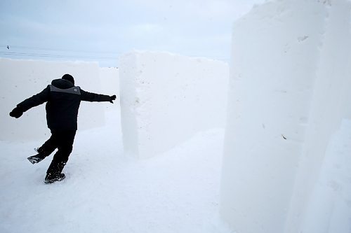 SHANNON VANRAES / WINNIPEG FREE PRESS
Scott Teichrib came out from Brandon for the day to enjoy the snow maze at A Maze in Corn, south of Winnipeg, on January 3, 2020.


