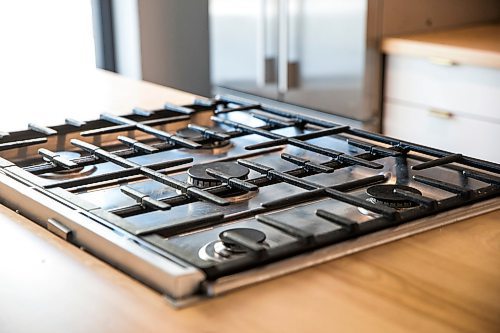 MIKAELA MACKENZIE / WINNIPEG FREE PRESS

The gas range in a condo at 234 Wellington Crescent in Winnipeg on Monday, Jan. 6, 2020. For Todd story.
Winnipeg Free Press 2019.