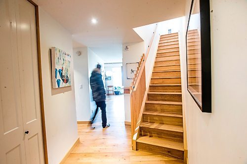 MIKAELA MACKENZIE / WINNIPEG FREE PRESS

The entranceway in a condo at 234 Wellington Crescent in Winnipeg on Monday, Jan. 6, 2020. For Todd story.
Winnipeg Free Press 2019.