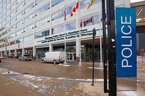 MIKE DEAL / WINNIPEG FREE PRESS
Outside the Winnipeg Police HQ at 245 Smith Street.
200106 - Monday, January 06, 2020.