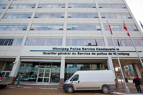 MIKE DEAL / WINNIPEG FREE PRESS
Outside the Winnipeg Police HQ at 245 Smith Street.
200106 - Monday, January 06, 2020.