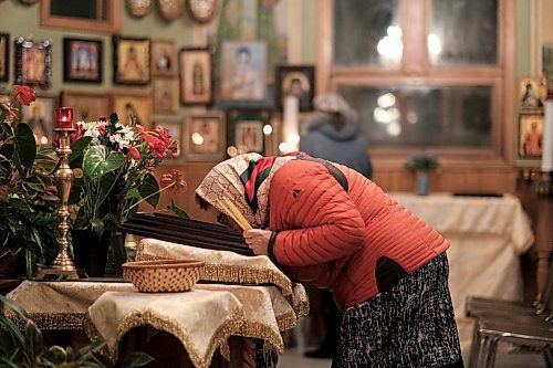 Mike Sudoma / Winnipeg Free Press
Tatiana Lapteva prays before an Orthodox Christmas Service at Russian Orthodox Holy Trinity Cathedral Monday evening.
January 6, 2020