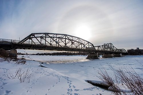 MIKAELA MACKENZIE / WINNIPEG FREE PRESS

The Louise Bridge, where Bessie Johnston pulled a woman off of the bannister before she could jump onto the Red River, in Winnipeg on Wednesday, Jan. 8, 2020. For Danielle Da Silva story.
Winnipeg Free Press 2019.