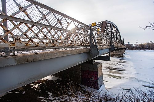 MIKAELA MACKENZIE / WINNIPEG FREE PRESS

The Louise Bridge, where Bessie Johnston pulled a woman off of the bannister before she could jump onto the Red River, in Winnipeg on Wednesday, Jan. 8, 2020. For Danielle Da Silva story.
Winnipeg Free Press 2019.