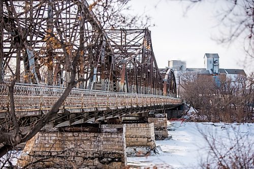 MIKAELA MACKENZIE / WINNIPEG FREE PRESS

The Louise Bridge, where Bessie Johnston pulled a woman off of the bannister before she could jump onto the Red River, in Winnipeg on Wednesday, Jan. 8, 2020. For Danielle Da Silva story.
Winnipeg Free Press 2019.