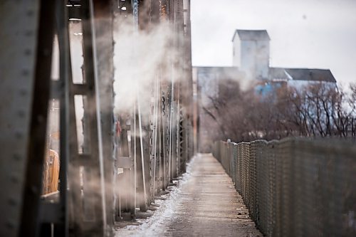 MIKAELA MACKENZIE / WINNIPEG FREE PRESS

The Louise Bridge, where Bessie Johnston pulled a woman off of the bannister before she could jump onto the Red River, in Winnipeg on Wednesday, Jan. 8, 2020. For Danielle Da Silva story.
Winnipeg Free Press 2019.