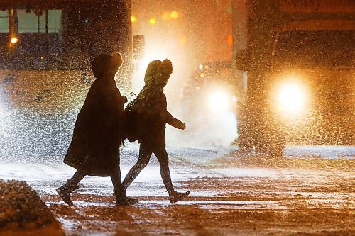 JOHN WOODS / WINNIPEG FREE PRESS
Pedestrians make their way across Portage Avenue during a snowfall in Winnipeg Wednesday, January 8, 2020. 

Reporter: standup