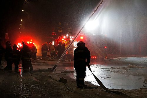JOHN WOODS / WINNIPEG FREE PRESS
Firefighters fight a fire at 426 Maryland in Winnipeg Wednesday, January 8, 2020. 

Reporter: ?