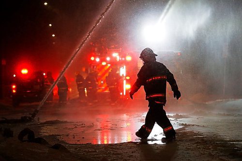 JOHN WOODS / WINNIPEG FREE PRESS
Firefighters fight a fire at 426 Maryland in Winnipeg Wednesday, January 8, 2020. 

Reporter: ?