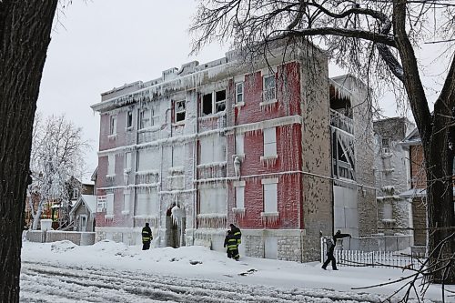 MIKE DEAL / WINNIPEG FREE PRESS
Winnipeg Firefighters are still on the scene of a fire at 426 Maryland Street which started Wednesday evening. 
200109 - Thursday, January 9, 2020.