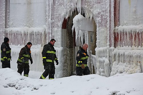 MIKE DEAL / WINNIPEG FREE PRESS
Winnipeg Firefighters are still on the scene of a fire at 426 Maryland Street which started Wednesday evening. 
200109 - Thursday, January 9, 2020.