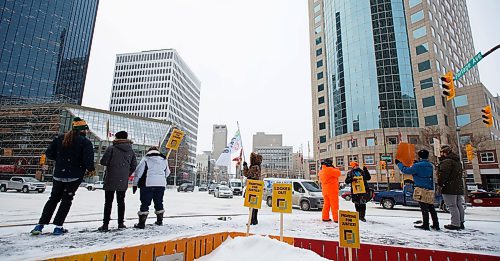 MIKE DEAL / WINNIPEG FREE PRESS
Locked out Tim Horton's employees as well as supporters demonstrate at Portage and Main Thursday, just outside of 1 Lombard Place where the coffee shop is located in the underground shopping centre.
200109 - Thursday, January 09, 2020.