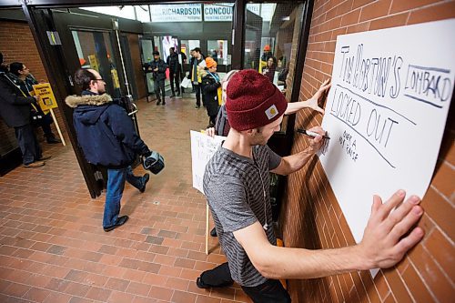 MIKE DEAL / WINNIPEG FREE PRESS
Peter Dueck a community organizer and supporter of the locked out Tim Horton's employees helps out by making signs during a demonstration just outside of 1 Lombard Place in the underground shopping centre Thursday.
200109 - Thursday, January 09, 2020.