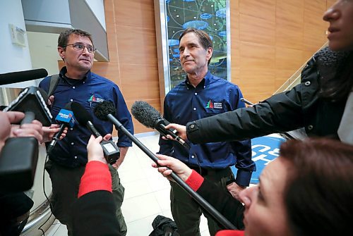 RUTH BONNEVILLE  /  WINNIPEG FREE PRESS 

Two Manitobans,  Andrew Prokopchuk (glasses), and Gerry Rosset, return Home to a crowd of media awaiting them at Winnipeg James Armstrong Richardson International airport Thursday afternoon after fighting wildfires in Australia.

Ruth Bonneville / Winnipeg Free Press 

 Jan 9th,  2020