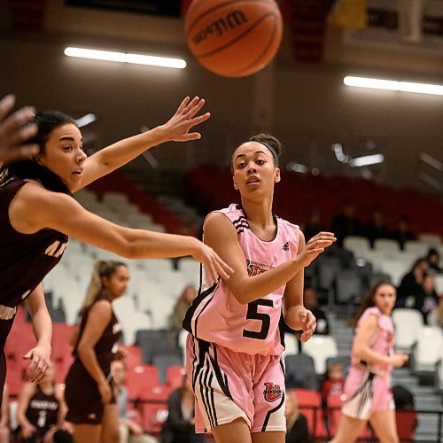 Mike Sudoma / Winnipeg Free Press
Wesmen Guard, Kyana Wannacott makes a pass during the first half of Friday evenings game against the Macewan University Griffins.
January 10, 2020